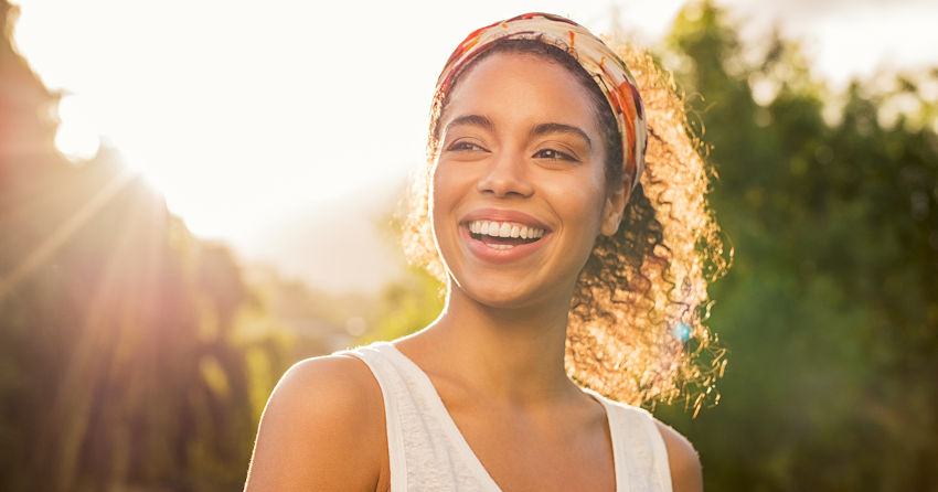 mujer positiva y alegre
